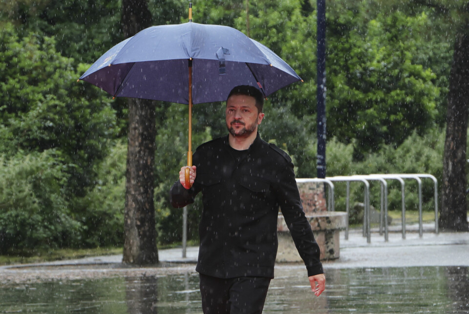 Ukrainas president Volodymyr Zelenskyj på vei inn til møte i et regnfullt Tirana. Foto: Vlasov Sulaj / AP / NTB Ukrainas president Volodymyr Zelenskyj på vei inn til møte i et regnfullt Tirana. Foto: Vlasov Sulaj / AP / NTB