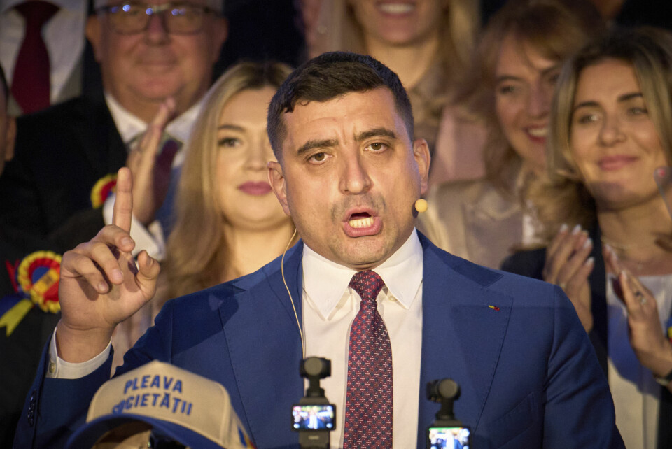George Simion tapte presidentvalget i Romania søndag. Nå ber han om at forfatningsdomstolen igjen annullerer valget på grunn av påvirkning utenfra. George Simion tapte presidentvalget i Romania søndag. Nå ber han om at forfatningsdomstolen igjen annullerer valget på grunn av påvirkning utenfra. Foto: Vadim Ghirda / AP / NTB
