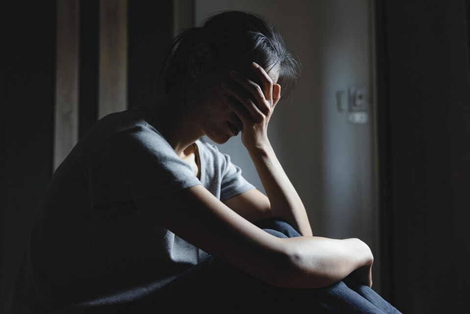 Å innføre en samtykkelov, basert på prinsippet «bare ja betyr ja», er en stor bjørnetjeneste som dessverre vil skape flere problemer enn den løser, mener innleggsforfatteren. Sad woman sitting alone, woman on the bed, stress, suicidal thoughts, human trafficking