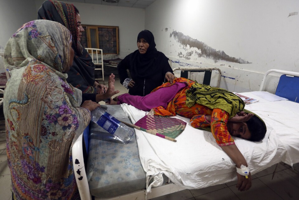 En gravid kvinne ligger på en sykehusseng i påvente av behandling etter å ha flyktet fra flom i byen Larkana i Sind-provinsen i Pakistan. Bildet er tatt i 2022. Foto: Fareed Khan / AP / NTB En gravid kvinne ligger på en sykehusseng i påvente av behandling etter å ha flyktet fra flom i byen Larkana i Sind-provinsen i Pakistan. Bildet er tatt i 2022. Foto: Fareed Khan / AP / NTB
