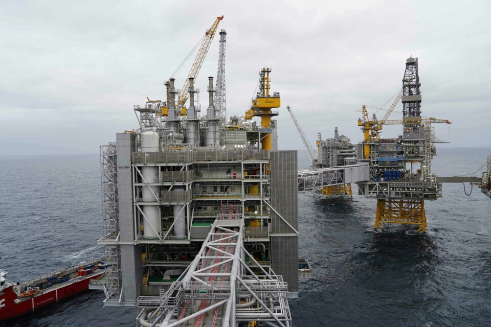 Mange mennesker tror at hvis vi ikke fortsetter med olje- og gassproduksjon, vil det ha store konsekvenser for velferden. Men det er ikke slik systemet fungerer.(TOM LITTLE/AFP) En ny regjering må slutte med oljeleting umiddelbart, mener flere klima- og miljøorganisasjoner.