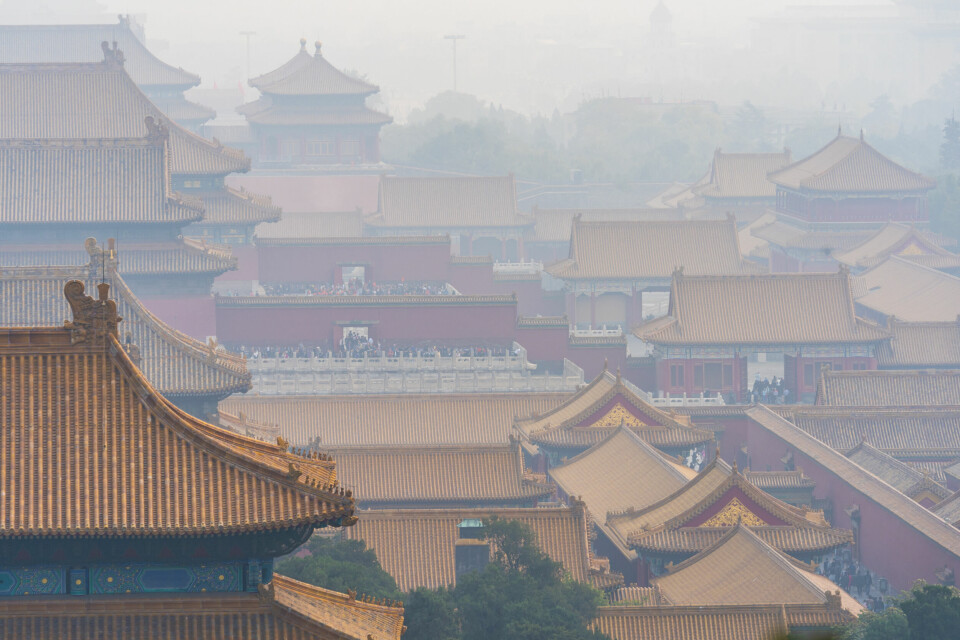 Kina er et av landene med høyt nivå av luftforurensning. Når de kutter i utslippene er det bra for folkehelsen, men det har en uheldig bieffekt for klimaet, ifølge nye data. Bildet viser hustak i Beijing i Kina. Foto: Heiko Junge / NTB