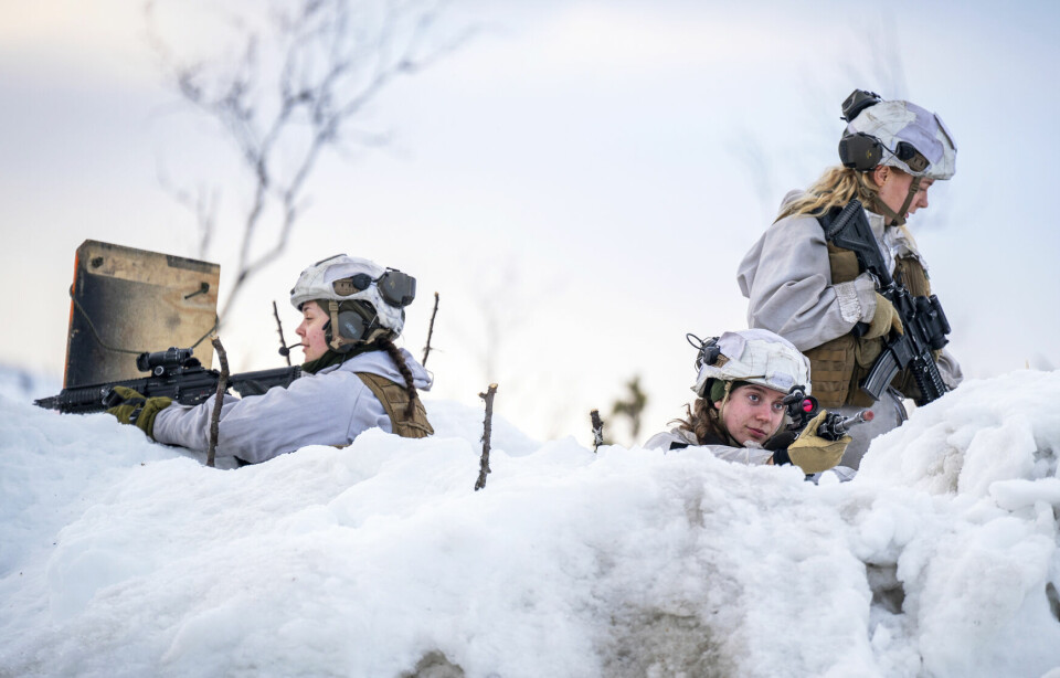 Å tvinge oss unge inn i et militært tankesett fra tidlig alder vil ikke gjøre Norge tryggere. Tvert imot kan det skape større splittelse, skriver Daniel Bjørgan. Bildet viser unge norske soldater i Finnmark under Nato-øvelsen Nordic Response i fjor. Norske soldater, Nato-øvelsen Nordic Response 2024.