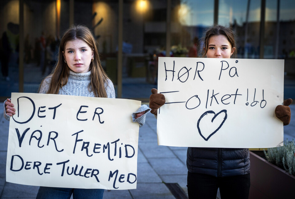 Investeringer i skoler og mennesker som skal og kan bære fremtiden er ingen utgift. Det er en mye mer konkret og reell investering enn en togtur som blir åtte minutter kortere, skriver Peter Normann Waage. Bildet viser de fortvilte elevene Hilde og Mali fra Dokka da skolenedleggelsene ble behandlet i fylkestinget i Innlandet i oktober. Skolenedleggelser i Innlandet