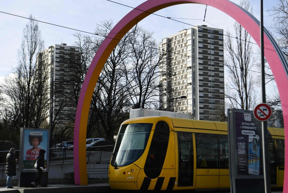 En trikk kjører forbi to boligblokker i den franske byen Mulhouse. En trikk kjører forbi to boligblokker i den franske byen Mulhouse.