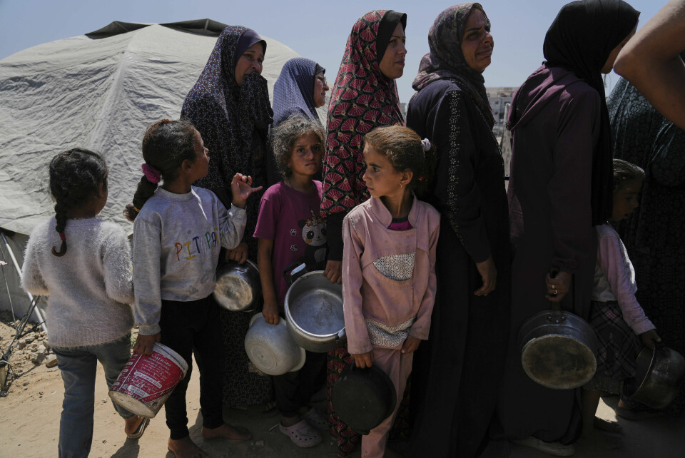 Palestinske kvinner og barn venter på å få utdelt matrasjoner i en teltleir i Gaza by på dette bildet tatt onsdag. Palestinske kvinner og barn venter på å få utdelt matrasjoner i en teltleir i Gaza by på dette bildet tatt onsdag. Foto: Jehad Alshrafi / AP / NTB