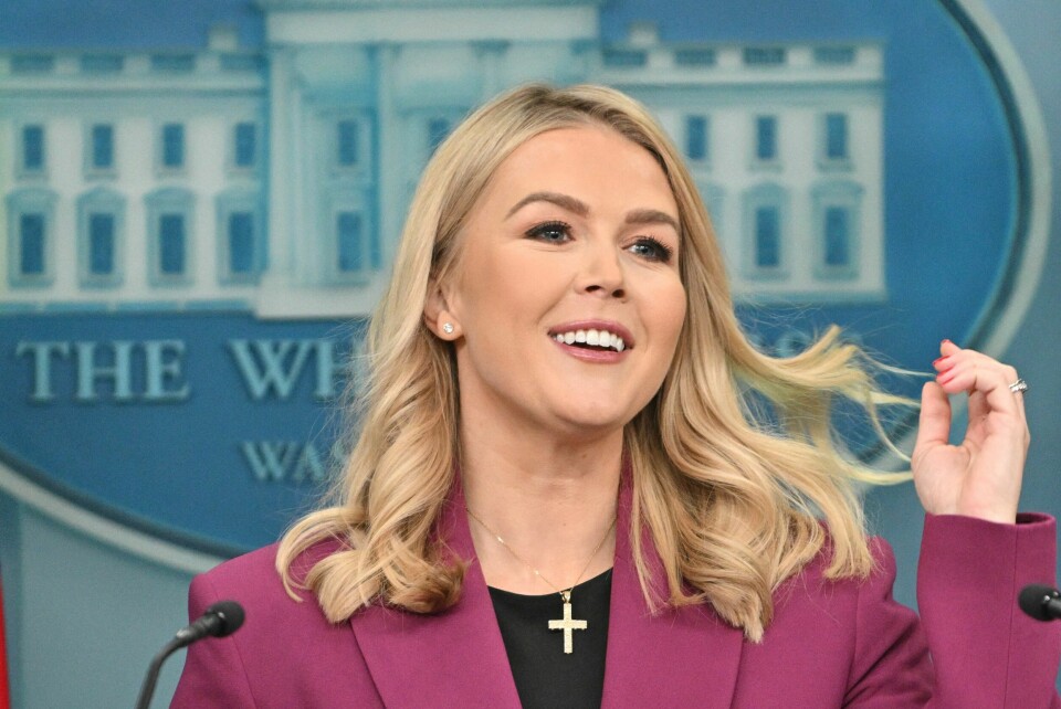 Donald Trumps nye pressetalskvinne Karoline Leavitt bærer gjerne et kors som langt mer fremtredende enn farmorkorset til Sylvi Listhaug noen gang har vært, skriver Helge Simonnes. Donald Trumps nye pressetalskvinne Karoline Leavitt bærer gjerne et kors som langt mer fremtredende enn farmorkorset til Sylvi Listhaug noen gang har vært, skriver Helge Simonnes.