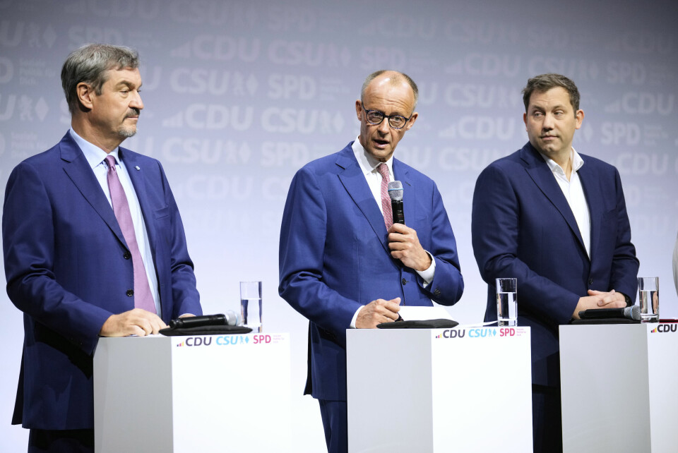 CSU-leder Markus Söder (t.v.), CDU-leder og påtroppende statsminister Friedrich Merz og SPD-leder Lars Klingbeil før signeringen av regjeringsavtalen i Berlin mandag. CSU-leder Markus Söder (t.v.), CDU-leder og påtroppende statsminister Friedrich Merz og SPD-leder Lars Klingbeil før signeringen av regjeringsavtalen i Berlin mandag. Foto: Ebrahim Noroozi / AP / NTB