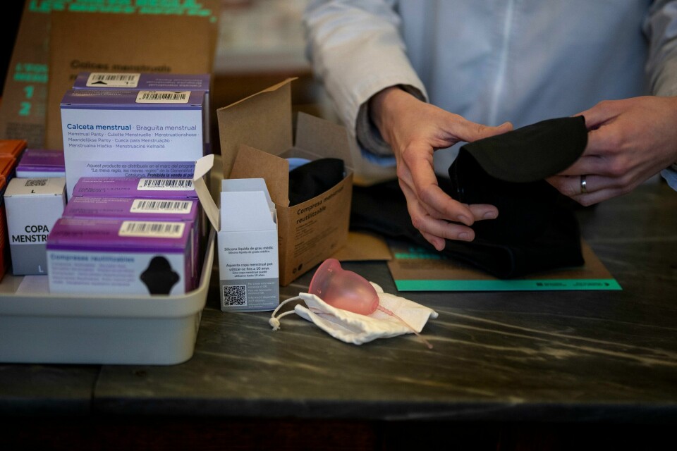 I Catalonia-regionen i Spania ble det i 2024 lansert et kvinnehelseinitiativ som tilbyr millioner av kvinner gjenbrukbare menstruasjonsprodukter gratis.(Emilio Morenatti/AP) En farmasøyt forbereder et undertøy for mensen ved siden av andre varer gratis, på et apotek i Barcelona, Spania, tirsdag 5. mars 2024. Spanias Catalonia-region lanserte denne uken et banebrytende kvinnehelseinitiativ som tilbyr millioner av kvinner gjenbrukbare menstruasjonsprodukter gratis. Rundt 2,5 millioner kvinner i det nordøstlige Spania kan motta en menstruasjonskopp, ett par undertøy i perioder og to pakker med tøyputer på lokale apotek gratis. (AP Photo/Emilio Morenatti)