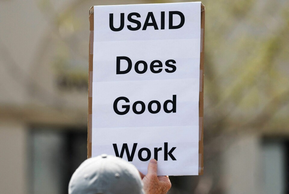 Bildet er fra en demonstrasjon i California i mars, hvor demonstranter i mer enn 30 stater demonstrerte mot Elon Musk. På skiltet står det 'USAID gjør en god jobb'.(MARIO TAMA/AFP) PASADENA, CALIFORNIA – 29. MARS: Demonstranter demonstrerer mot Teslas administrerende direktør Elon Musks initiativer fra Department of Government Efficiency (DOGE) under et landsomfattende «Tesla Takedown»-møte utenfor en forhandler 29. mars 2025 i Pasadena, California. Demonstranter i mer enn 30 stater over hele landet demonstrerer mot Department of Government Efficiency under det arrangørene kaller en global aksjonsdag. Mario Tama/Getty Images/AFP (Foto av MARIO TAMA / GETTY IMAGES NORTH AMERICA / Getty Images via AFP)