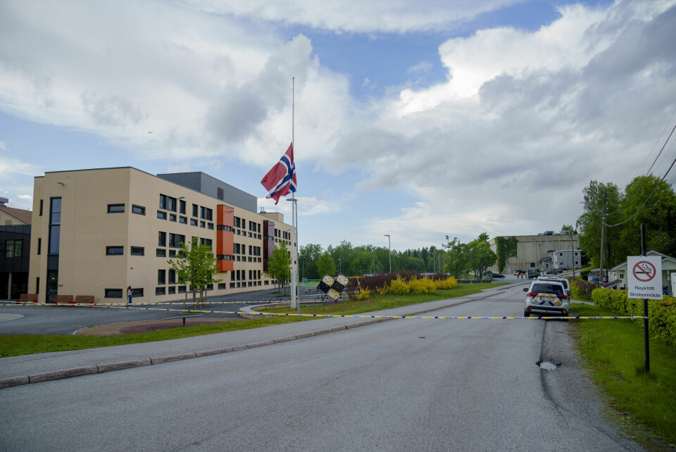 Lærer og fotballspiller Kristoffer Trandum Nordlie (30) ble påkjørt og døde mandag da han var på jobb ved Vilberg ungdomsskole i Eidsvoll, der man etter ulykken flagget på halv stang. Lærer og fotballspiller Kristoffer Trandum Nordlie (30) ble påkjørt og døde mandag da han var på jobb ved Vilberg ungdomsskole i Eidsvoll, der man etter ulykken flagget på halv stang. Foto: Stian Lysberg Solum / NTB