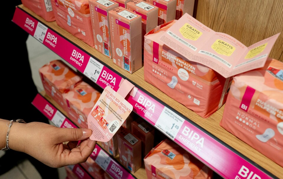 I 2023 rullet Østerrikes hovedstad ut et omfattende program for å bekjempe mensenfattigdom, som tilbød gratis bind og tamponger til vanskeligstilte kvinner.(JOE KLAMAR/AFP) Pakker med bind for kvinner er utstilt for salg på et apotek under et pressearrangement i Wien 11. oktober 2023, da den østerrikske hovedstaden rullet ut et byomfattende program for å bekjempe 'periodefattigdom', som tilbyr gratis sanitærprodukter til vanskeligstilte kvinner. Fra og med denne uken kan 15 000 vanskeligstilte jenter og kvinner i Wien få en gratis pakke bind eller tamponger hos en apotekkjede for deres månedlige menstruasjonsbehov. Kupongene som er nødvendige for å få pakkene vil bli distribuert i byens rundt 80 ungdomssentre og matbanker «for å målrette mot de som virkelig trenger det», sa Kristina Hametner, leder av Wien-kontoret for kvinnehelse, til AFP. (Foto: JOE KLAMAR / AFP)
