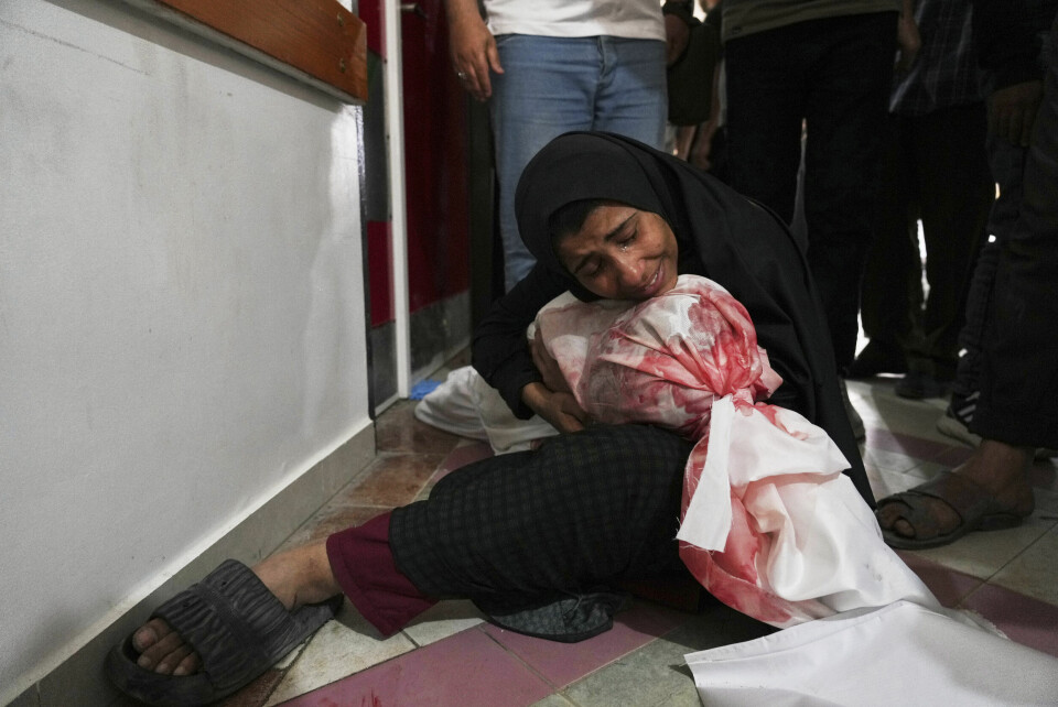 En palestinsk kvinne sørger over sønnen som natt til onsdag ble drept i et israelsk luftangrep nord på Gazastripen. I alt 22 barn var blant 48 mennesker som ble drept i angrepene, ifølge sykehuskilder. En palestinsk kvinne sørger over sønnen som natt til onsdag ble drept i et israelsk luftangrep nord på Gazastripen. I alt 22 barn var blant 48 mennesker som ble drept i angrepene, ifølge sykehuskilder. Foto: Jehad Alshrafi / AP / NTB