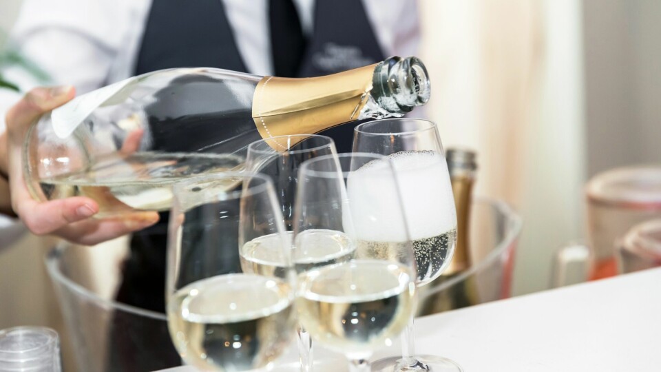 Noen av våre medlemsbedrifter kommer til å servere 17. mai-frokost – og det tror jeg kommer til å gå helt fint, skriver Tony Eide. The waiter pours wine into glasses, wedding catering.