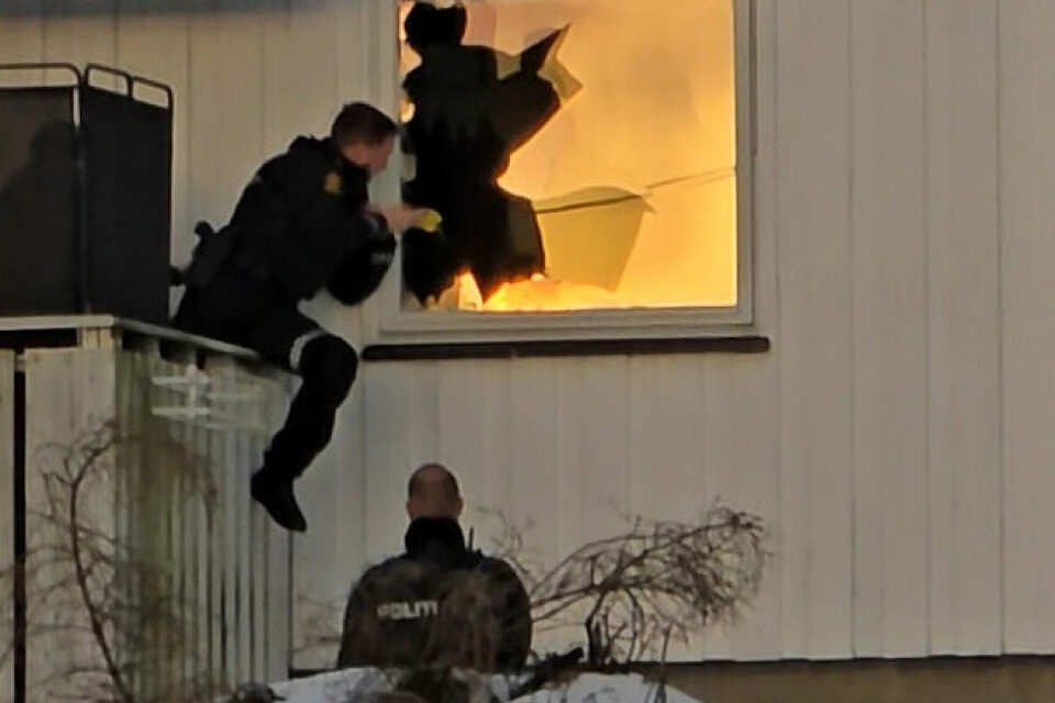 Politiet benyttet elektrosjokkvåpen for å få kontroll på en person i et hus i Vestby fredag formiddag. Bildet viser politi ved huset i Vestby. Foto: Tor Aage Hansen / NTB