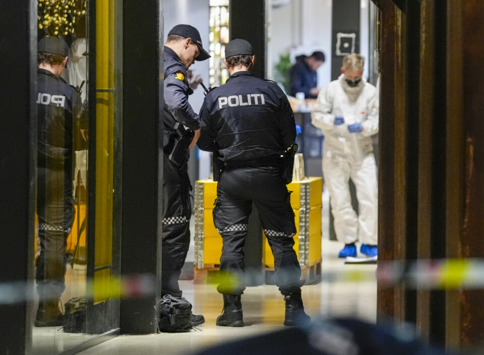 Tilstanden er fortsatt alvorlig for de to som ble knivstukket inne i en butikk på Vulkan i Oslo fredag. Bildet viser politiet på stedet der personer ble knivstukket fredag. Foto: Terje Bendiksby / NTB