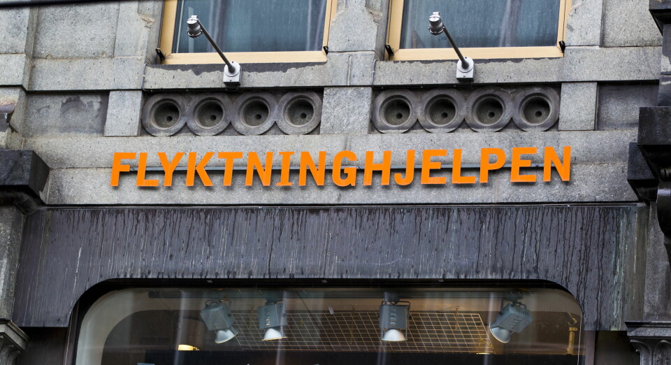 Flyktninghjelpen har måttet stanse arbeidet i flere land på grunn av amerikanske bistandskutt. Bildet viser logoen til Flyktninghjelpen på en vegg. Foto: Vegard Grøtt / NTB