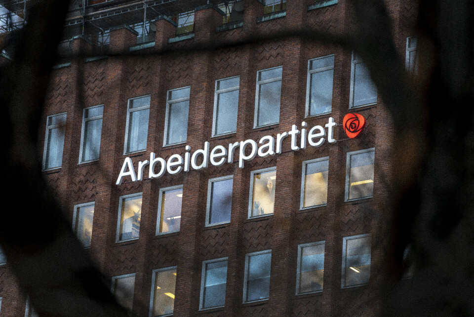 Arbeiderpartiets logo på Youngstorget. Logo på bygning