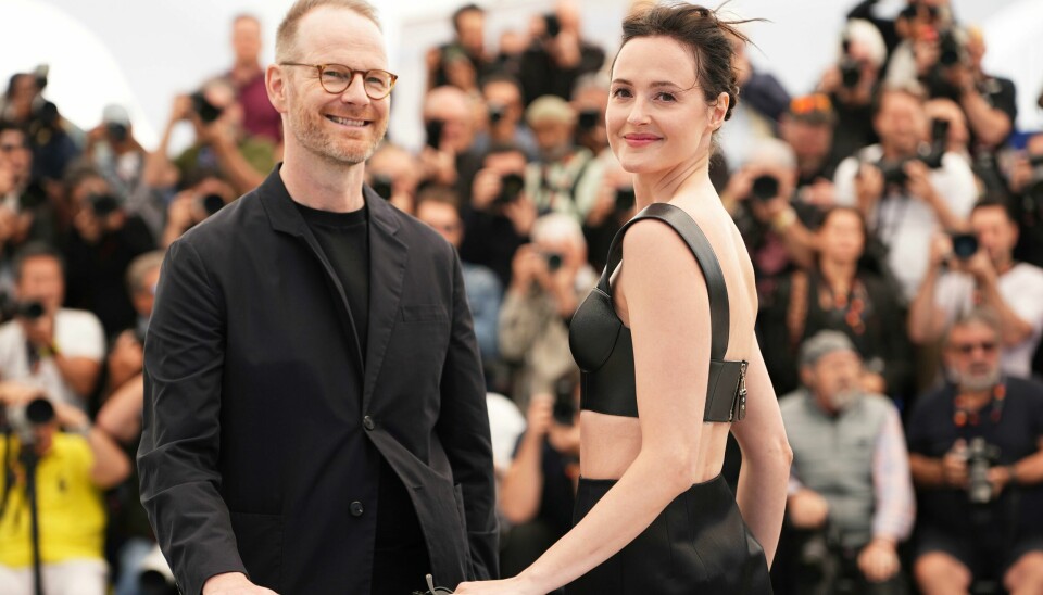 Joachim Trier og Renate Reinsve fotograferes før den obligatoriske pressekonferansen for «Affeksjonsverdi» torsdag formiddag i Cannes.(Scott A Garfitt/AP) Regissør Joachim Trier og skuespiller Renate Reinsve møtte pressen etter verdenspremieren under filmfestivalen i Cannes onsdag. Foto: Scott A Garfitt/Invision / AP / NTB