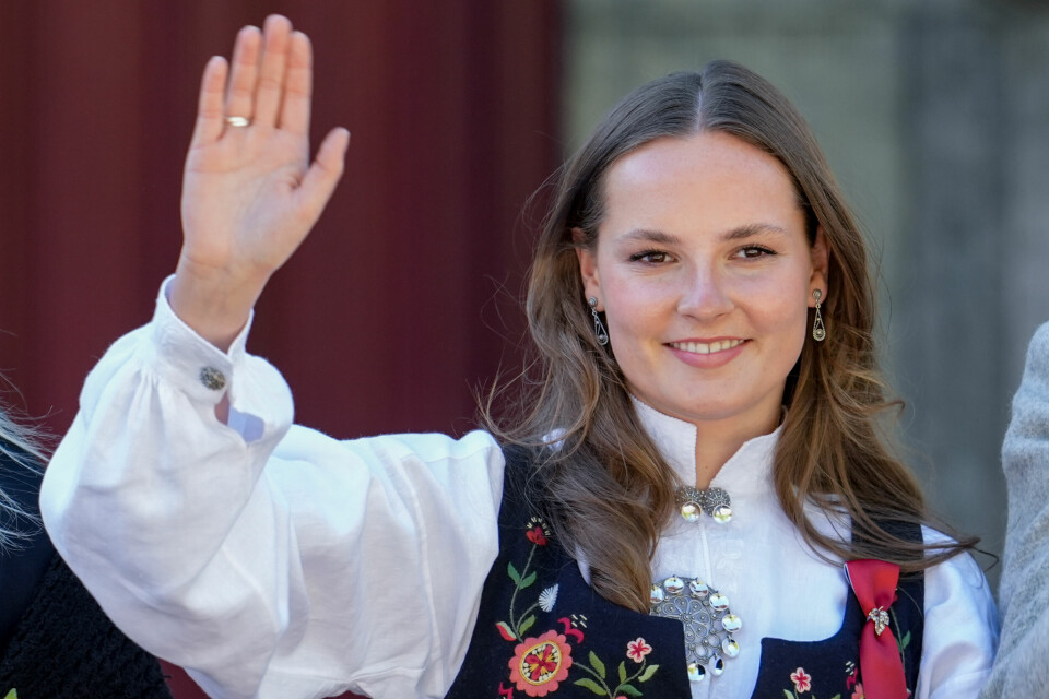 Prinsesse Ingrid Alexandra vinker farvel til Norge for de neste tre årene. Nå skal hun studere samfunnsfag på den andre siden av jordkloden. Her fra 17. mai. Prinsesse Ingrid Alexandra vinker farvel til Norge for de neste tre årene. Nå skal hun studere samfunnsfag på den andre siden av jordkloden. Her fra 17. mai. Foto: Lise Åserud / NTB