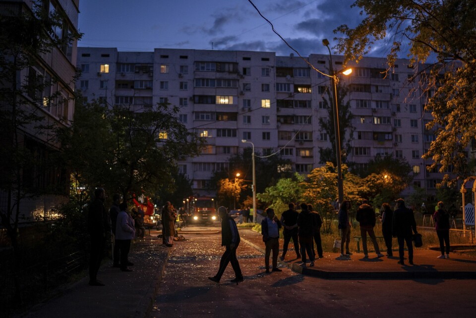 Knust glass på bakken utenfor en boligblokk i Kyiv som lørdag ble rammet av et russisk angrep. Knust glass på bakken utenfor en boligblokk i Kyiv som lørdag ble rammet av et russisk angrep. Foto: Alex Babenko / AP / NTB