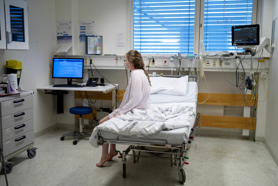 Mangel på helsepersonell er en kilde til uro for mange nordmenn, går det fram av Kantar helsepolitiske barometer. Illustrasjonsfoto. Bildet viser en pasient som sitter alene i en sykehusseng. Foto: Gorm Kallestad / NTB