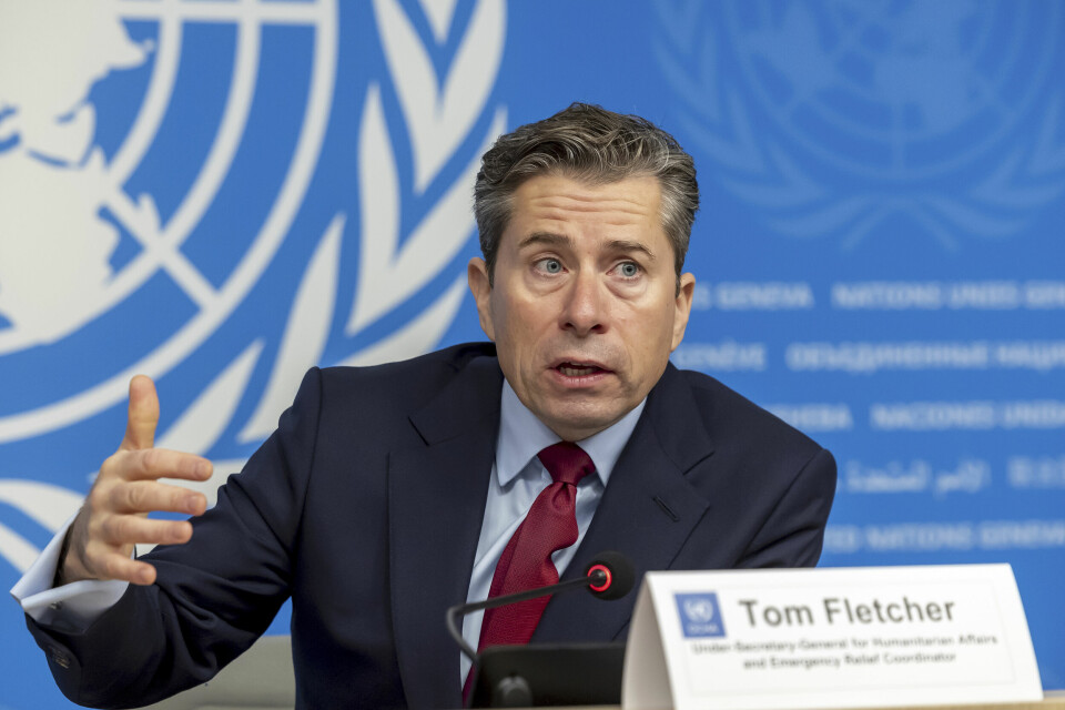 FNs nødhjelpssjef Tom Fletcher på en pressekonferanse i Genève i desember i fjor. FNs nødhjelpskontor må kutte en av fem ansatte og redusere aktiviteten i en rekke land, sier leder Tom Fletcher. Foto: Salvatore Di Nolfi / Keystone via AP / NTB