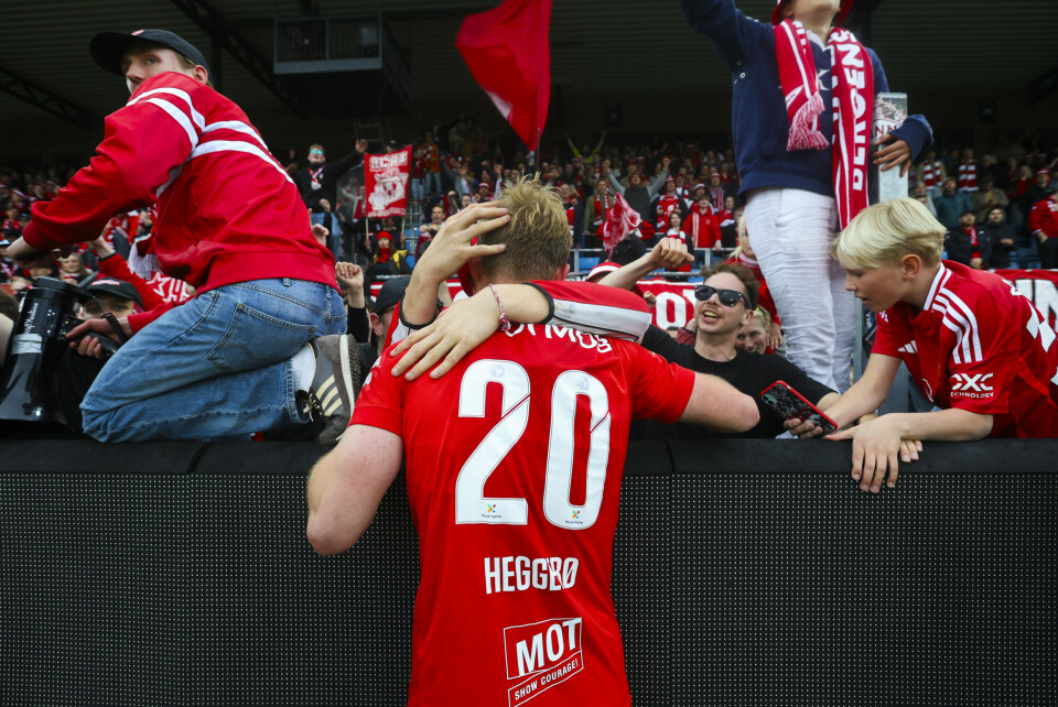 Branns Aune Heggebø jublet med fansen etter 2-1-seieren. Branns Aune Heggebø jublet med fansen etter 2-1-seieren. Foto: Trond R. Teigen / NTB