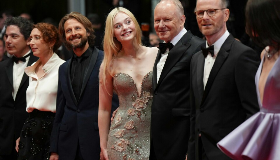 Anders Danielsen Lie, Elle Fanning, Stellan Skarsgård, Joachim Trier og Renate Reinsve poserer for fotografene før premieren på «Affeksjonsverdi», eller «Sentimental Value», under filmfestivalen i Cannes.(Lewis Joly/AP) Fra premieren for «Affeksjonsverdi», eller «Sentimental Value», under filmfestivalen i Cannes.