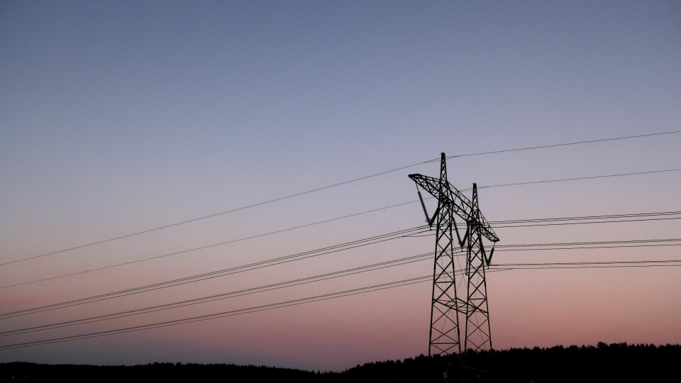 Lilleholt beregner at man på Vestlandet kan forvente å spare rundt 10 øre per kWh, mens i Sør-Norge vil besvarelsen ligge på rundt 15–20 øre i enkelte områder. Bildet viser strømmaster på Klemetsrud i Oslo. Foto: Erik Flaaris Johansen / NTB