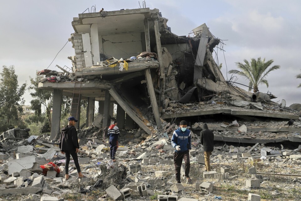 Ødeleggelser på Gaza etter et Israelsk angrep tidligere i april. En bygning i Khan Younis ligger i ruiner etter et israelsk luftangrep. Minst 17 mennesker ble drept i angrepet, flere av dem fra samme familie. Foto: Mariam Dagga / AP / NTB