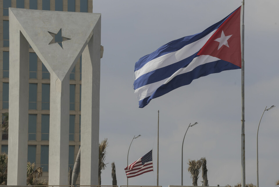 Cubanske og amerikanske flagg utenfor den amerikanske ambassaden i Havanna. Cuba begynte onsdag å løslate fanger etter avtalen som er inngått med Biden-administrasjonen. Foto: Ariel Ley / AP / NTB Et cubansk og et amerikansk flagg utenfor USAs ambassade på Cuba tirsdag. Foto: Ariel Ley / AP / NTB