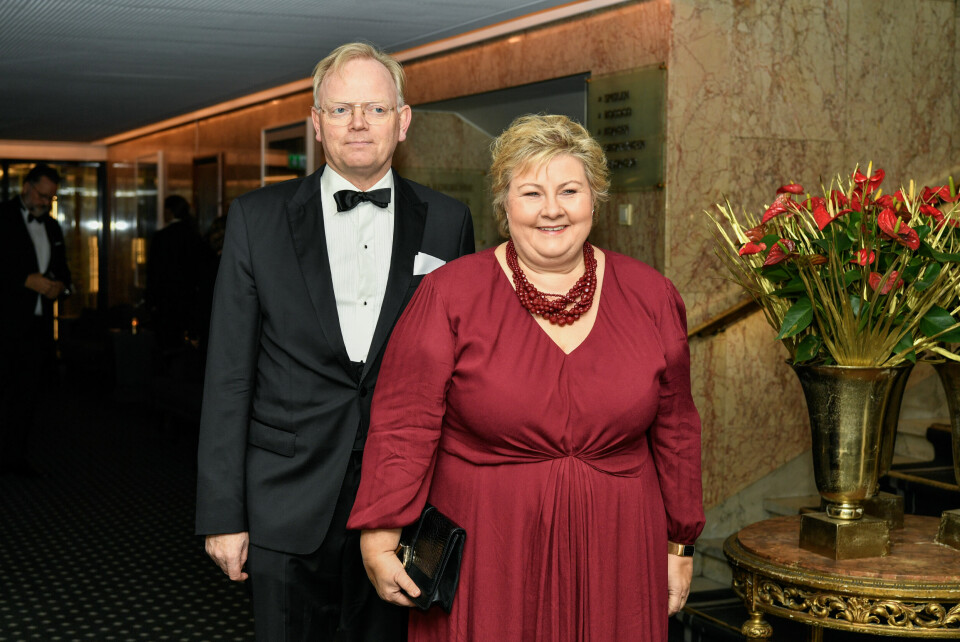 Sindre Finnes og Høyre-leder Erna Solberg før Nobelbanketten på Grand Hotel i Oslo i 2023, noen måneder etter aksjeavsløringen. Høyre-leder Erna Solberg og ektemann Sindre Finnes ankommer fredsprisbanketten. Foto: Rodrigo Freitas / NTB