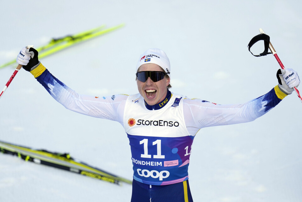 William Poromaa jubler for sølv på femmila i VM i Trondheim. Han jubler ikke over FIS-planene om å innføre fellesstart i heat under Tour de Ski. Følelsene ligger ofte utenpå kroppen til Sveriges langrennsmann William Poromaa. Her etter sølvet på 50-kilometeren i VM i Trondheim. Foto: Matthias Schrader / AP / NTB.