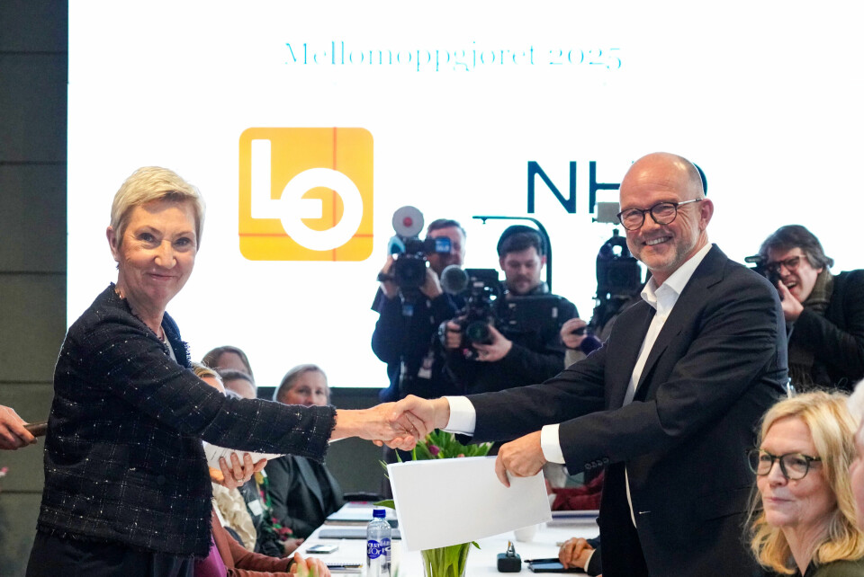 Forhandlingene startet fredag med at LO og YS overleverte sine krav til NHO-sjef Ole Erik Almlid. Her overleverer LO-leder Peggy Hessen Følsvik sine krav. Lønnsforhandlingene mellom LO/YS og NHO starter med kravoverrekkelse i Næringslivets Hus fredag. Foto: Ole Berg-Rusten / NTB