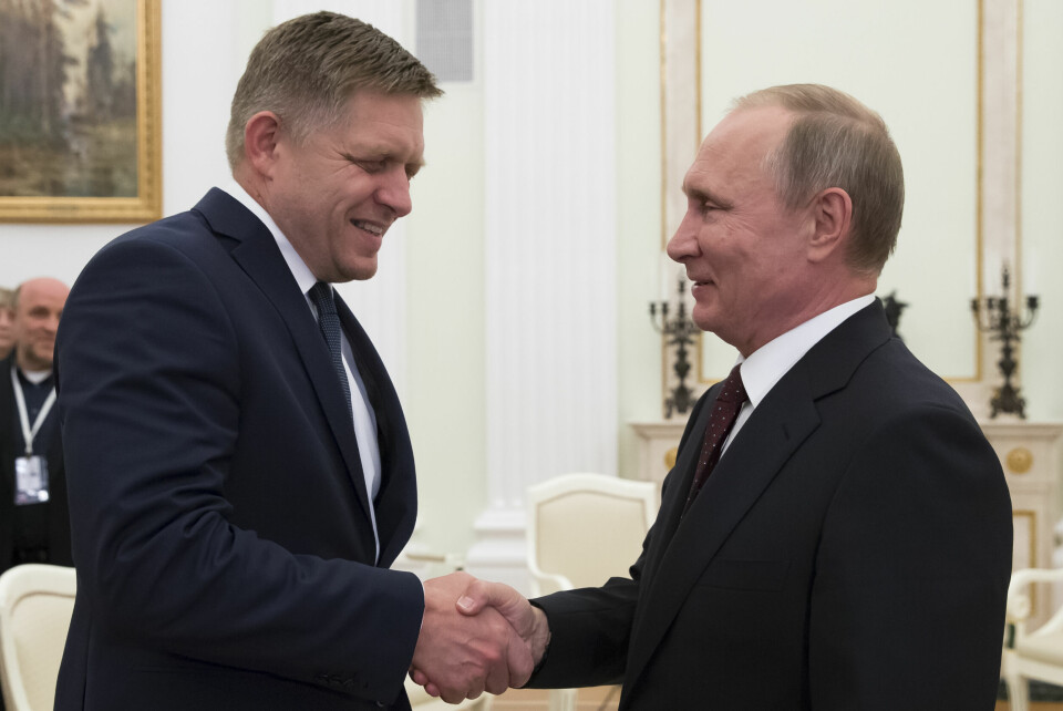 Her er Slovakias statsminister Robert Fico (t.v.) og Russlands president Vladimir Putin (t.h.) avbildet sammen i 2016. Her er Slovakias statsminister Robert Fico (t.v.) og Russlands president Vladimir Putin (t.h.) avbildet sammen i 2016. Foto: Alexander Zemlianichenko / AP / NTB