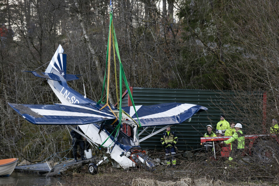 Fredag ettermiddag ble småflyet som gikk ned i Vinddalsvatnet i Bjørnafjorden kommune tirsdag hevet. Det skal fraktes til Kjeller for videre undersøkelser. Småflyet som styrtet i Vinddalsvatnet 1. april ble fredag kveld hevet. To personer omkom i ulykken. Foto: Paul Sigve Amundsen / NTB