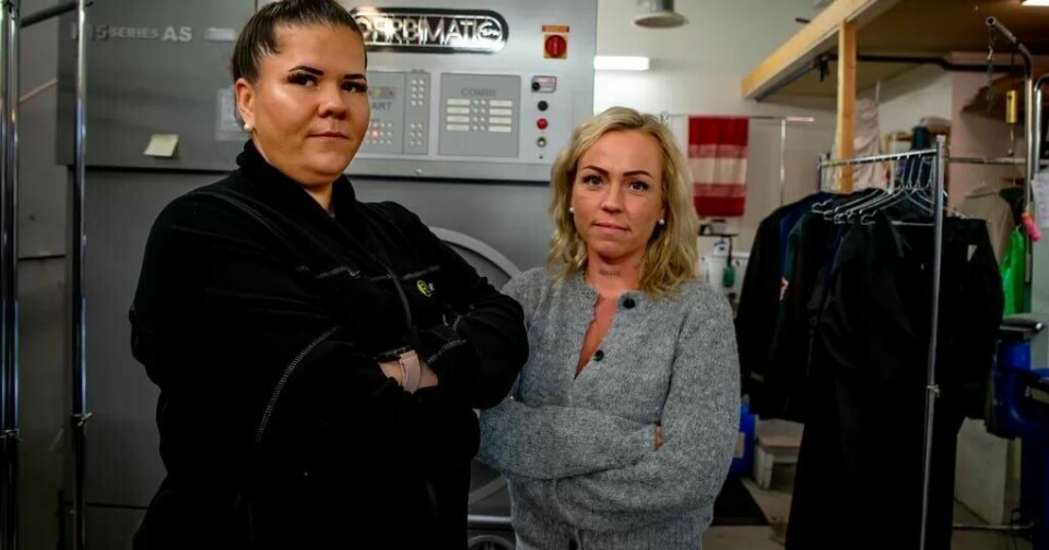 Camilla Hillestad (t.v.) og Hege Magnussen blir mektig provosert over politikere som ønsker å kutte i sykelønna deres. De mener de må finnes andre måter å løse problemet med høyt sykefravær på.(Petter Pettersen) Camilla Hillestad (t.v.) og Hege Magnussen blir mektig provosert over politikere som ønsker kutte i sykelønna deres. De mener de må finnes andre måter å løse problemet med høyt sykefravær på.