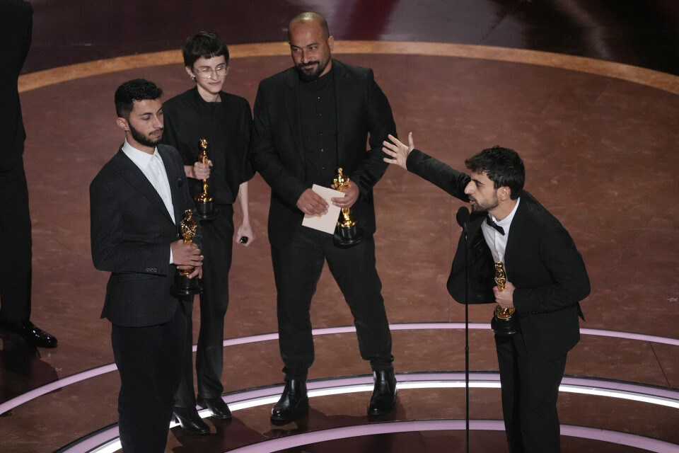 Basel Adra (fra venstre), Rachel Szor, Hamdan Ballal og Yuval Abraham mottok prisen for beste featuredokumentar med 'No Other Land' under Oscar-prisutdelingen i Los Angeles natt til mandag. Basel Adra, from left, Rachel Szor, Hamdan Ballal, and Yuval Abraham accept the award for best documentary feature film for 'No Other Land' during the Oscars on Sunday, March 2, 2025, at the Dolby Theatre in Los Angeles. (AP Photo/Chris Pizzello)