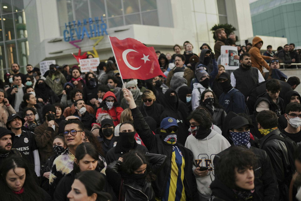 Opposisjonen i Tyrkia har varslet ny demonstrasjon i Istanbul lørdag, i protest mot fengslingen av byen ordfører og presidentkandidat Ekrem Imamoglu. Opposisjonen i Tyrkia har varslet ny demonstrasjon i Istanbul lørdag, i protest mot fengslingen av byen ordfører og presidentkandidat Ekrem Imamoglu. Foto: AP / NTB