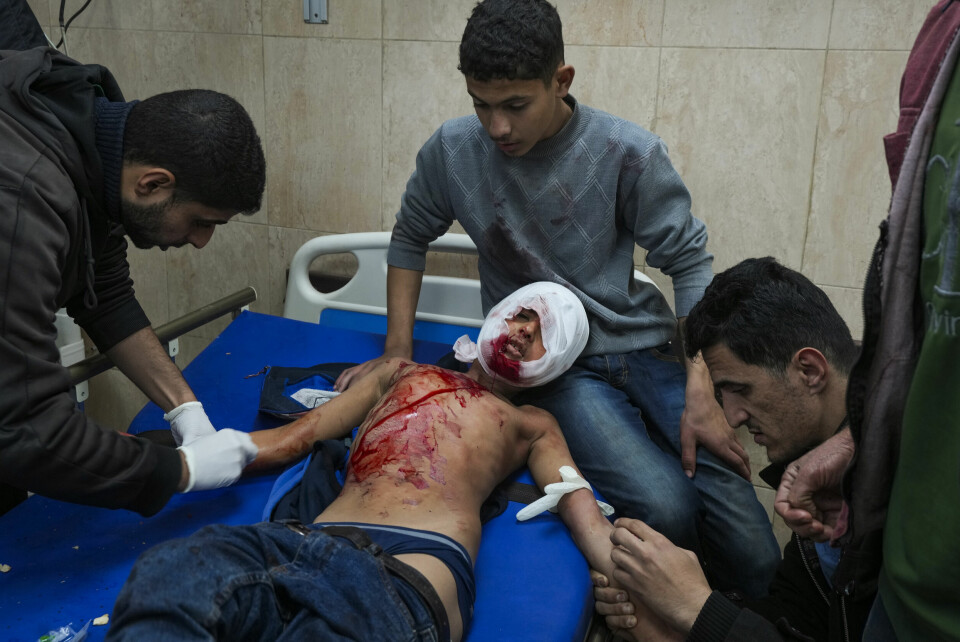 En palestinsk gutt såret i et israelsk angrep mot Deir al-Balah lørdag. Foto: AP / NTB En palestinsk gutt såret i et israelsk angrep mot Deir al-Balah lørdag. Foto: AP / NTB