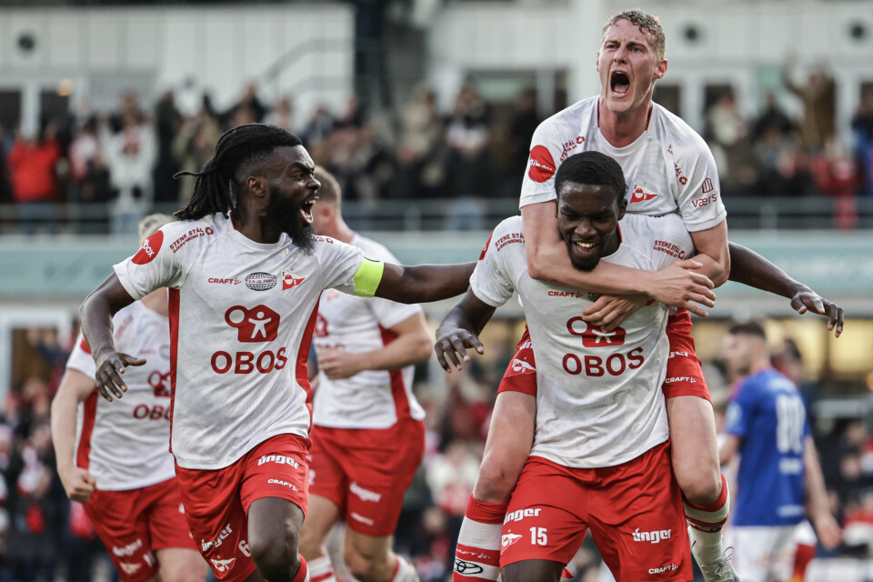 Fallou Fall feires etter å ha gitt Fredrikstad ledelsen mot Vålerenga. Fallou Fall feires etter å ha gitt Fredrikstad ledelsen mot Vålerenga. Foto: Thomas Andersen / NTB