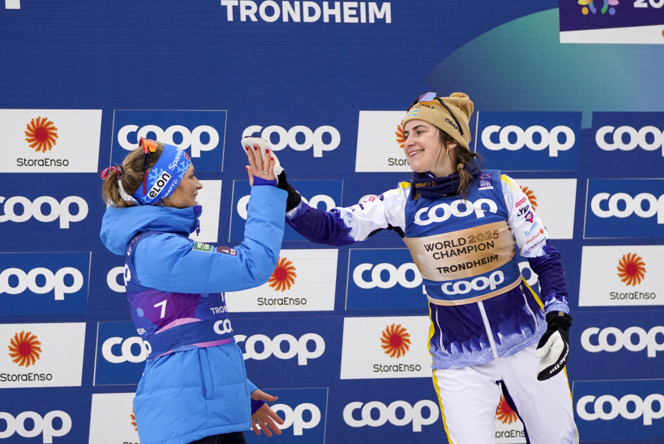 Ebba Andersson ble for sterk i spurten, og tok VM-gullet centimetere foran Therese Johaug. Det gjorde at sistnevnte måtte tørke noen tårer før seiersseremonien Ebba Andersson ble for sterk i spurten, og tok VM-gullet centimetere foran Therese Johaug. Det gjorde at sistnevnte måtte tørke noen tårer før seiersseremonien