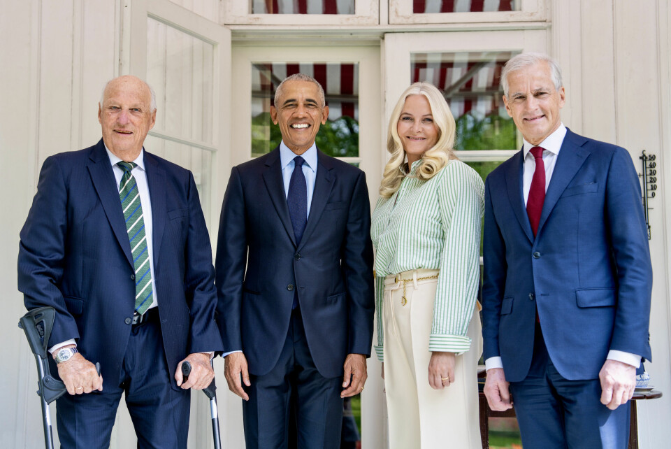 Kong Harald og kronprinsesse Mette-Marit tar i mot Barack Obama og statsminister Jonas Gahr Støre (Ap) til lunsj på kongsgården på Bygdøy i Oslo tirsdag. Obama har vært i Oslo denne uken, blant annet for å holde et foredrag i Oslo Spektrum. Foto: Det kongelige hoff / Ola Vatn / Handout / NTB