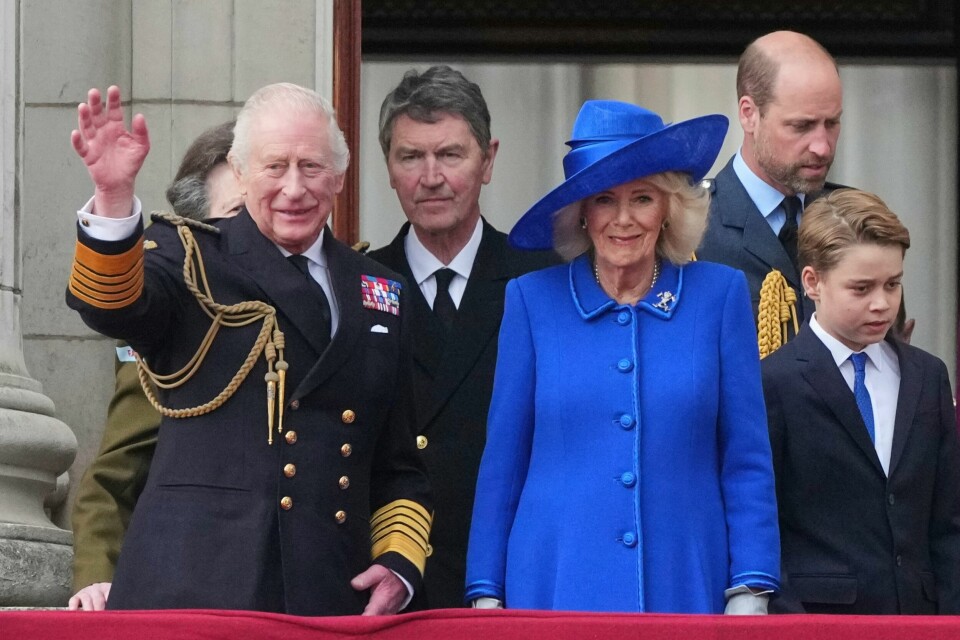 Kong Charles, dronning Camilla, prins William og prins George på balkongen på Buckingham Palace mandag. Fra balkongen så de militærfly som fløy over London som et ledd i 80-årsfeiringen.(Frank Augstein/AP) Kong Charles, dronning Camilla, prins William og prins George på balkongen på Buckingham Palace mandag. Fra balkongen så de militærfly som fløy over London som et ledd i 80-årsfeiringen. Foto: Frank Augstein / AP / NTB