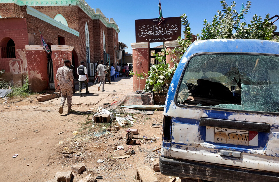 Soldater fra den sudanske hæren på Tuti Island ved hovedstaden Khartoum i mars. Soldiers of the Sudanese army walk next to a mosque and a damaged car, after the Sudanese army deepened its control over the capital Khartoum, from the Rapid Support Forces (RSF) in Tuti Island, Sudan, March 24, 2025.