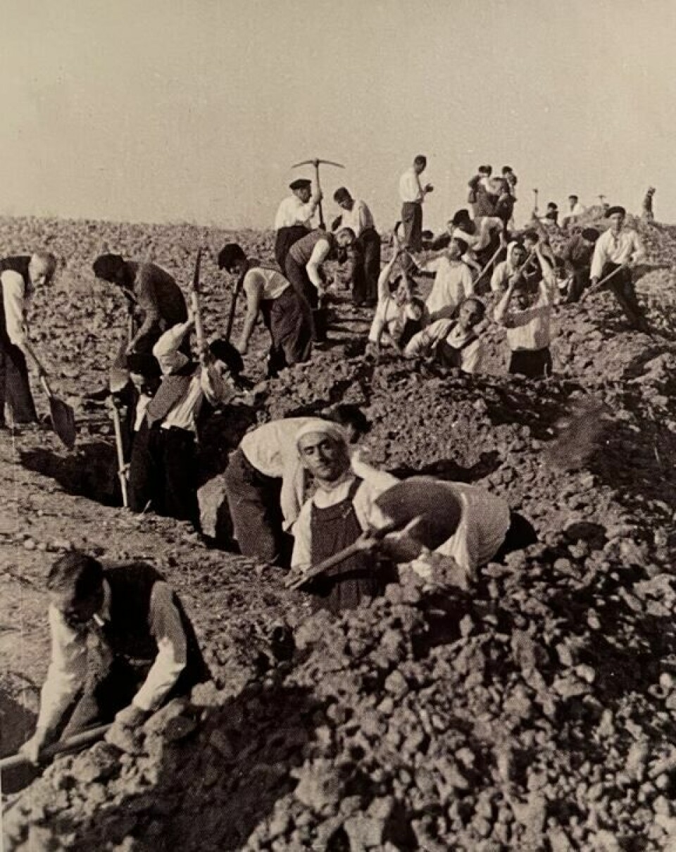 Under den spanske borgerkrigen på 1930-tallet måtte spanske og internasjonale anti-fascister grave skyttergaver for å holde fascistene unna. Vi må prøve å stanse utviklingen før det går så langt.(Arbark) Under den spanske borgerkrigen på 1930-tallet måtte spanske og internasjonale anti-fascister grave skyttergaver for å holde fascistene unna. Vi må prøve å stanse utviklingen før det går så langt.
