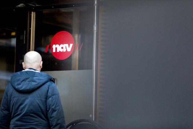 Illustrasjonsfoto. Bildet viser en mann utenfor et Nav-kontor. Foto: Gorm Kallestad / NTB