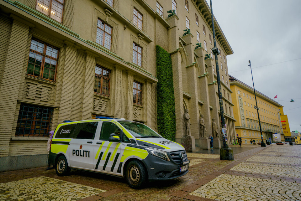 Tre onkler er i Hordaland tingrett dømt for å ha rundjult sin nevø med å skalle ham ned, slå og sparke ham på Landås i fjor sommer. Politiet mener det er fare for bevisforspillelse mens etterforskningen pågår og har bedt Hordaland tingrett om å fengsle mannen i fire uker. Foto: Stian Lysberg Solum / NTB