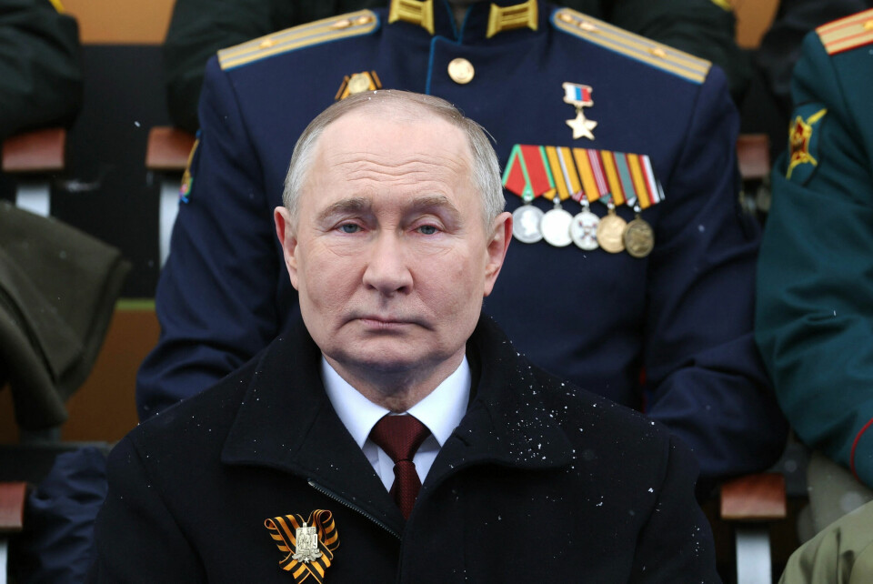 Så lenge 9. mai forblir et ensidig frigjøringsnarrativ, vil Russland fortsette å bruke dagen som en retorisk brekkstang for sin destruktive politikk, skriver Maka Dolidze. Bildet viser Vladimir Putin på Den røde plass under markeringen i Moskva 9. mai i fjor. Vladimir Putin på Den røde plass, 'Seiersdagen' 9. mai 2024.